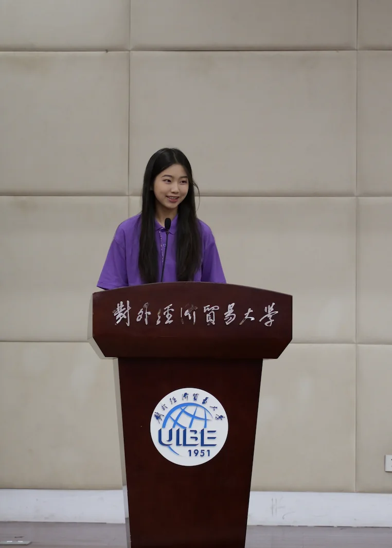 Lu Jiayi speaking at a podium